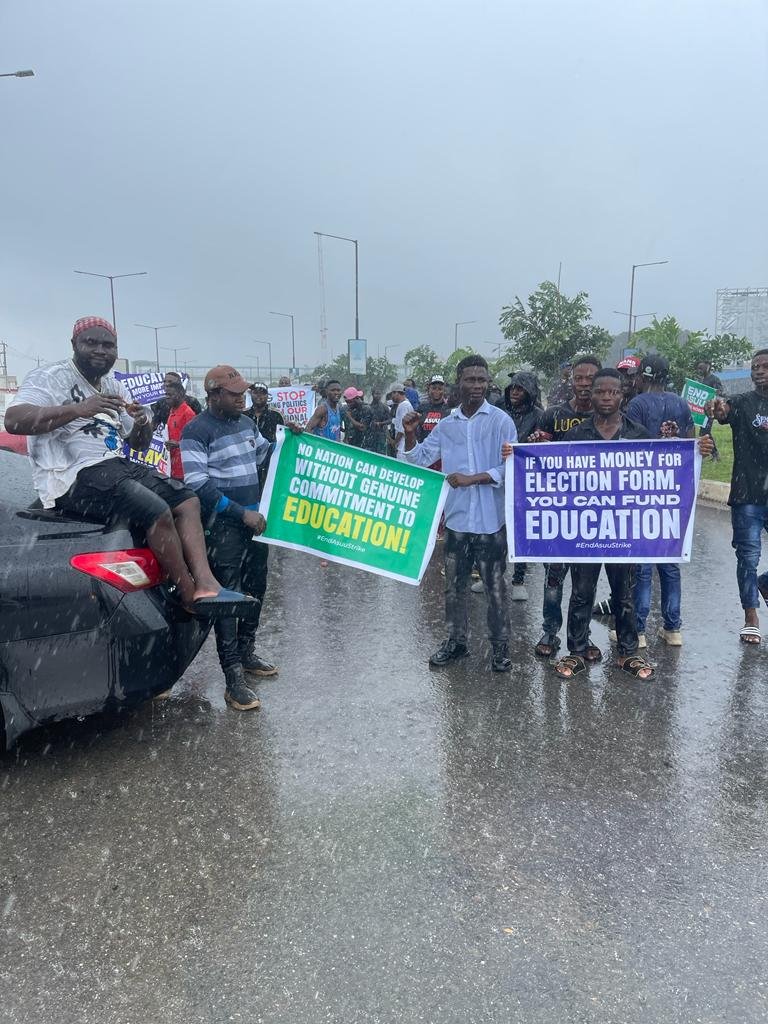 Photo: NANS defies rain, urges Govt to answer ASUU