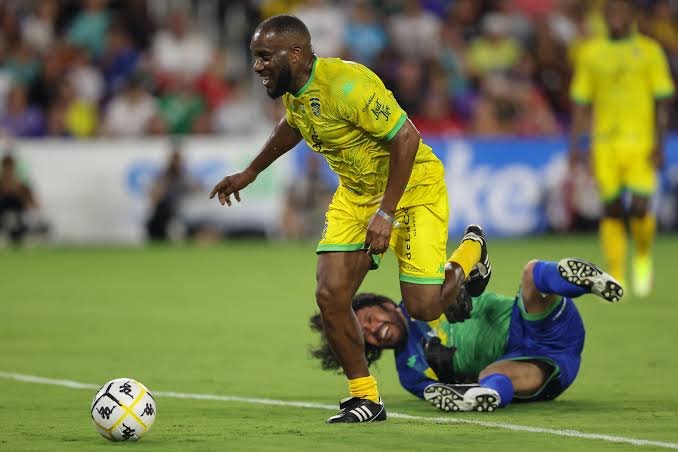 Okocha shines in Ronaldinho’s legends match