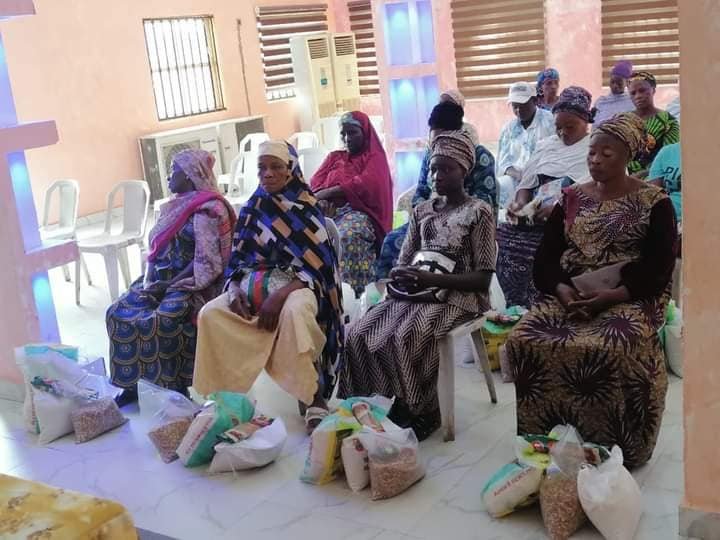 Eid-el Kabir: Orile Agege LCDA Chairman distributes Food items to widows, elderly persons