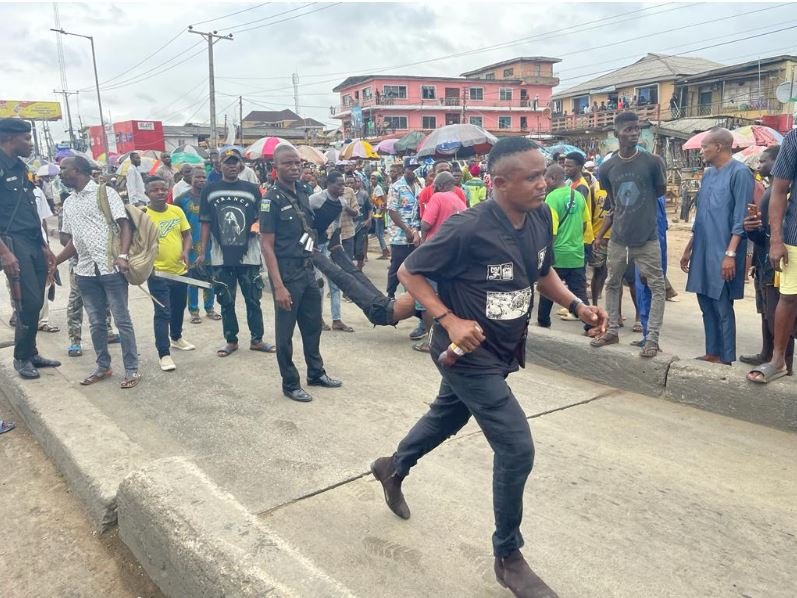 Mob beats Lagos policeman to stupor for allegedly pushing driver to moving BRT Bus