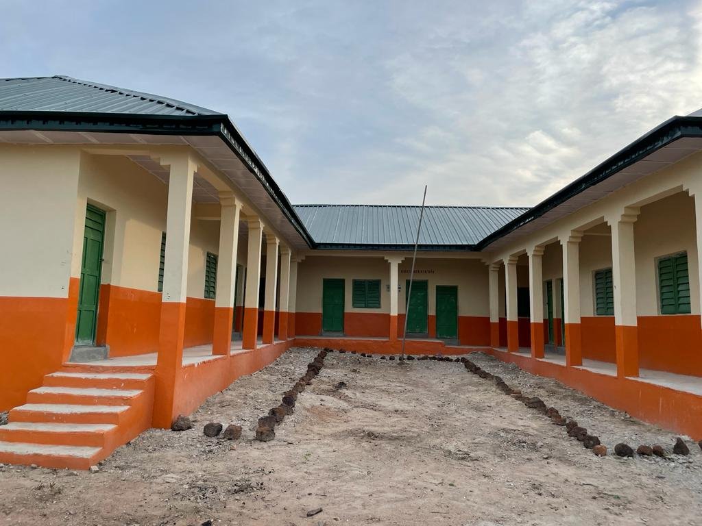 Old Students facilitate Block of classrooms, instal borehole to Ora Grammar School