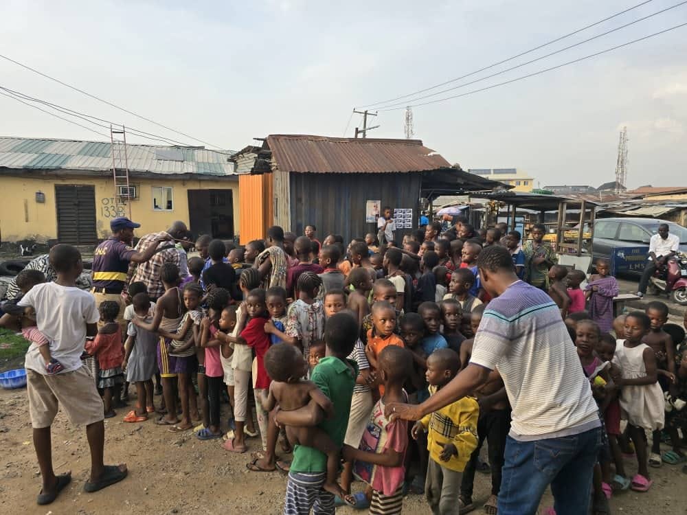 Habiba Charity Foundation feeds residents of Ilaje Otumara, urges meaningful Nigerians to assist the poor